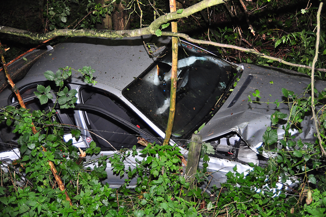 Auto crasht aan de Drunenseweg Waalwijk