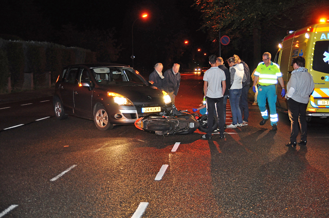 Scooter en auto botsen op kruising aan de Groenewoudlaan Waalwijk