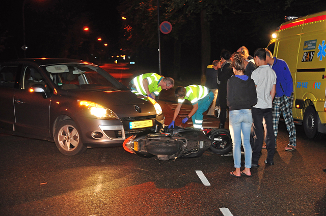 Scooter en auto botsen op kruising aan de Groenewoudlaan Waalwijk