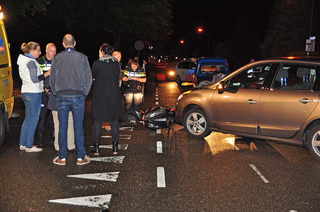 Scooter en auto botsen op kruising aan de Groenewoudlaan Waalwijk