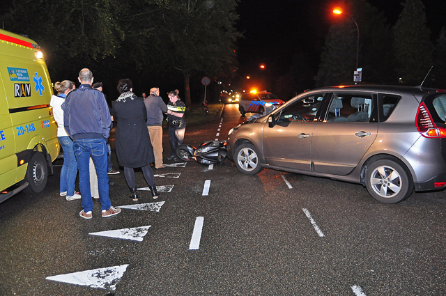 Scooter en auto botsen op kruising aan de Groenewoudlaan Waalwijk