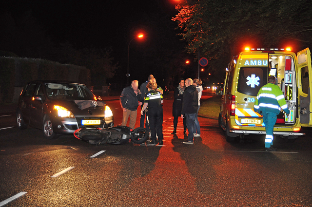 Scooter en auto botsen op kruising aan de Groenewoudlaan Waalwijk