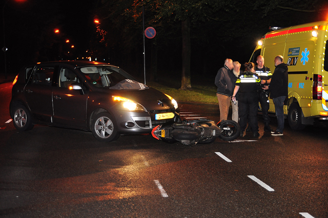 Scooter en auto botsen op kruising aan de Groenewoudlaan Waalwijk