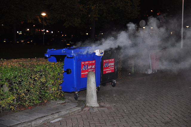Omstanders halen op tijd brandende container weg aan de Dr. Kuyperlaan Waalwijk