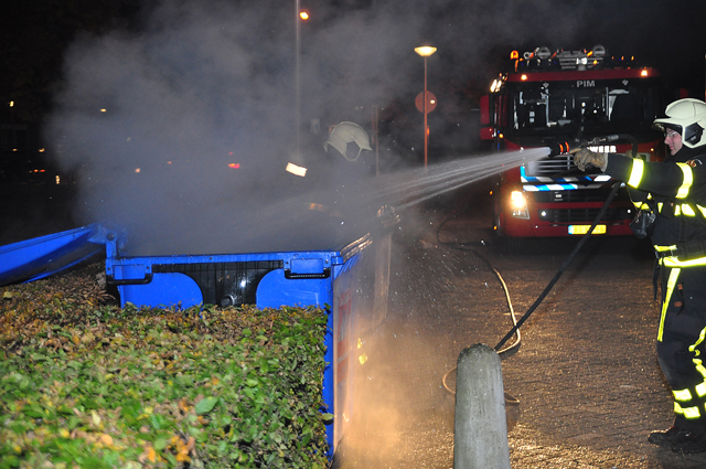 Omstanders halen op tijd brandende container weg aan de Dr. Kuyperlaan Waalwijk