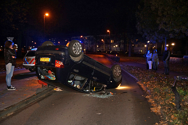 Auto ondersteboven op de Merwedelaan Waalwijk