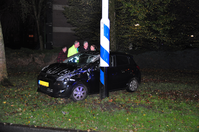 Auto meerdere keren over de kop aan de Taxandriaweg Waalwijk
