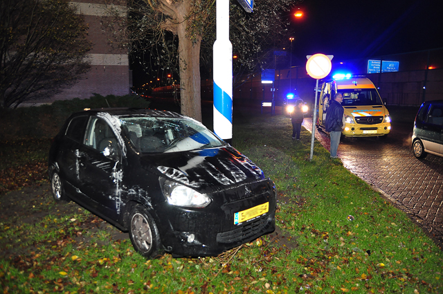 Auto meerdere keren over de kop aan de Taxandriaweg Waalwijk
