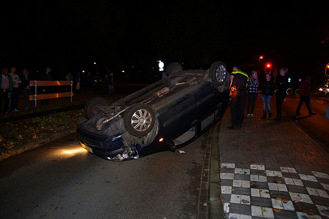 Auto ondersteboven op de Merwedelaan Waalwijk