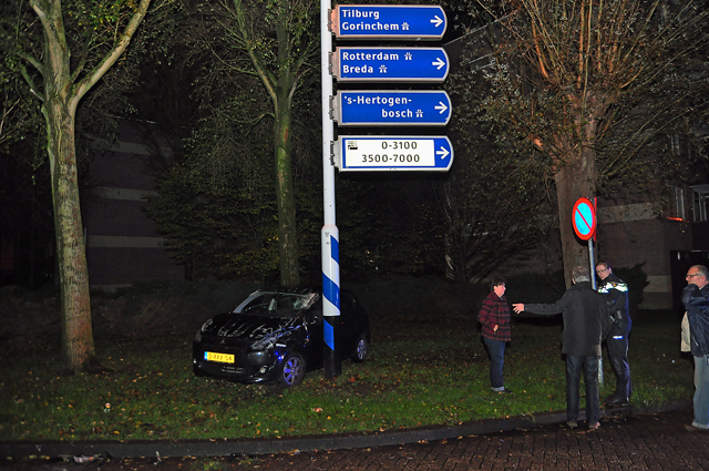 Auto meerdere keren over de kop aan de Taxandriaweg Waalwijk