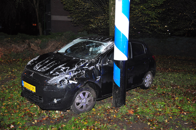 Auto meerdere keren over de kop aan de Taxandriaweg Waalwijk