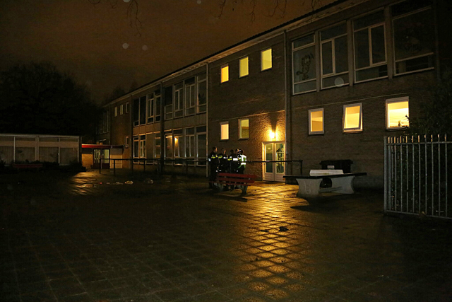 Politie valt oude basisschool Besoyen binnen aan de Burg. Verwielstraat Waalwijk