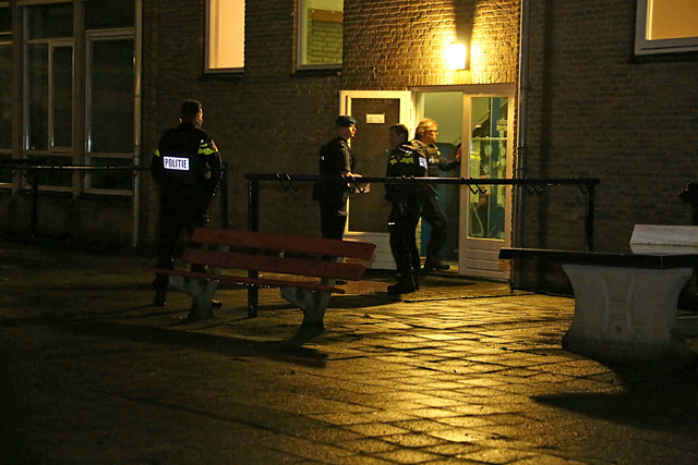 Politie valt oude basisschool Besoyen binnen aan de Burg. Verwielstraat Waalwijk
