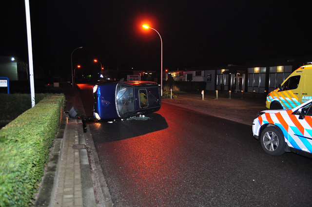 Auto op zijn kant aan de Prof. Minckelersweg Waalwijk