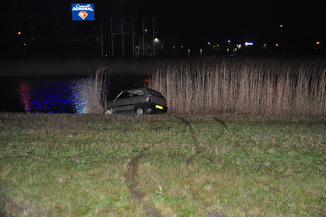 Auto bijna te water langs de A59 (Maasroute) Waalwijk