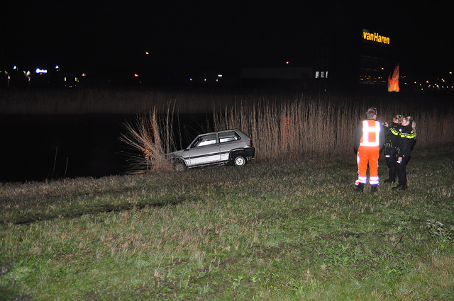 Auto bijna te water langs de A59 (Maasroute) Waalwijk