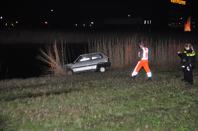 Auto bijna te water langs de A59 (Maasroute) Waalwijk