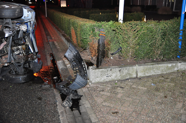 Auto op zijn kant aan de Prof. Minckelersweg Waalwijk