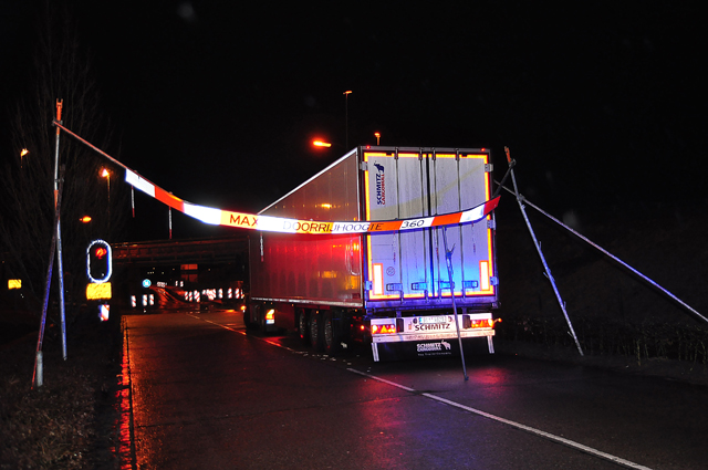 Vrachtwagen ramt brug en bord aan de Hoogeindse Rondweg Waalwijk