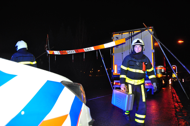 Vrachtwagen ramt brug en bord aan de Hoogeindse Rondweg Waalwijk