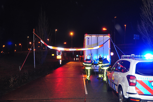Vrachtwagen ramt brug en bord aan de Hoogeindse Rondweg Waalwijk