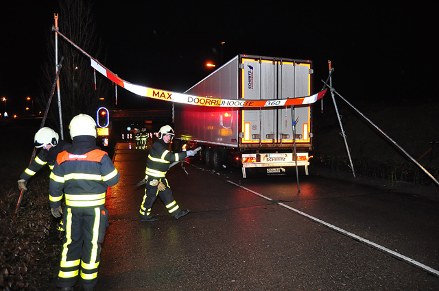 Vrachtwagen ramt brug en bord aan de Hoogeindse Rondweg Waalwijk