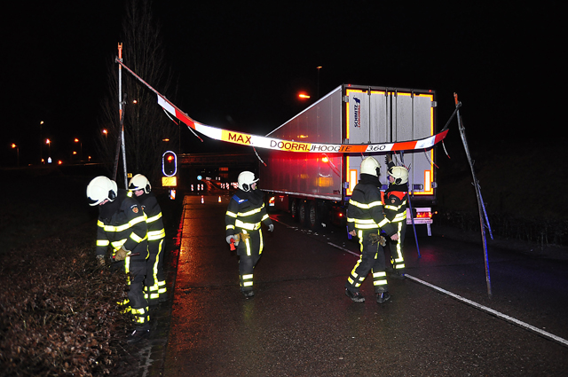 Vrachtwagen ramt brug en bord aan de Hoogeindse Rondweg Waalwijk