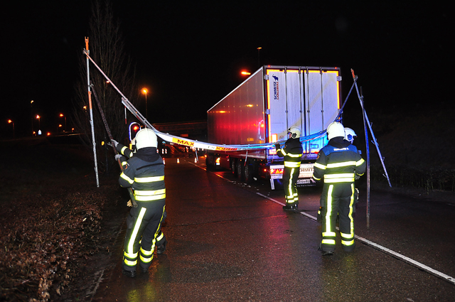 Vrachtwagen ramt brug en bord aan de Hoogeindse Rondweg Waalwijk