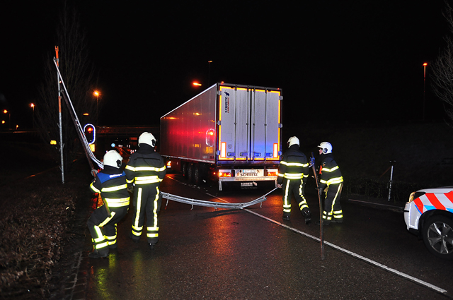 Vrachtwagen ramt brug en bord aan de Hoogeindse Rondweg Waalwijk
