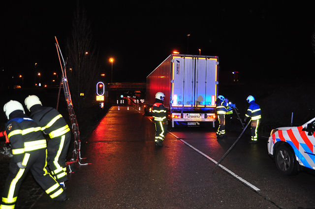 Vrachtwagen ramt brug en bord aan de Hoogeindse Rondweg Waalwijk