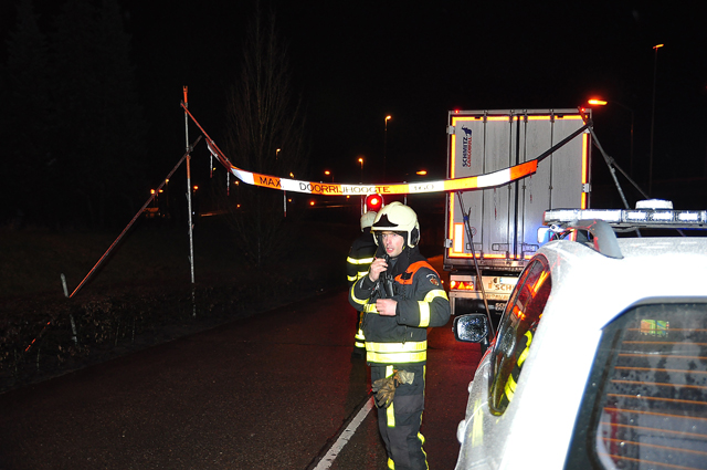 Vrachtwagen ramt brug en bord aan de Hoogeindse Rondweg Waalwijk