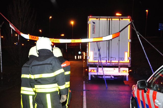 Vrachtwagen ramt brug en bord aan de Hoogeindse Rondweg Waalwijk