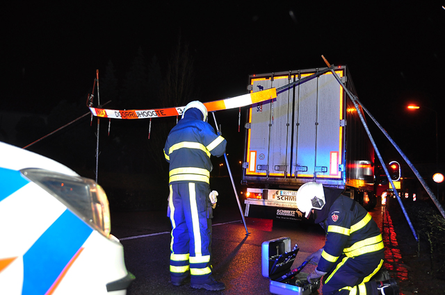 Vrachtwagen ramt brug en bord aan de Hoogeindse Rondweg Waalwijk
