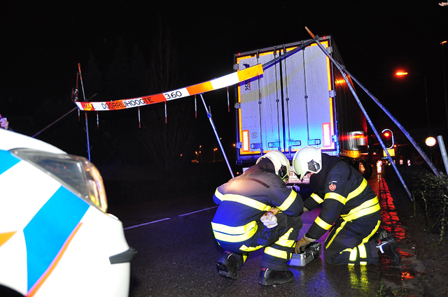 Vrachtwagen ramt brug en bord aan de Hoogeindse Rondweg Waalwijk