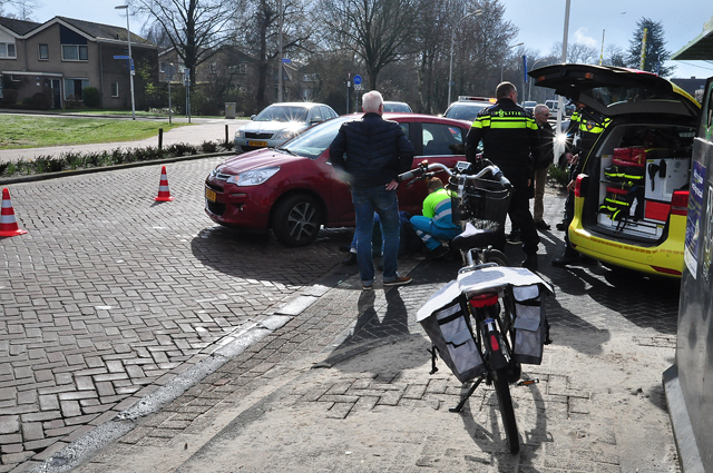 Overstekende fietsster gewond na botsing met auto aan de Reigerbosweg Waalwijk