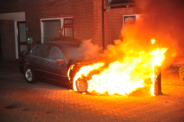 Auto gaat in vlammen op aan de Mede Waalwijk