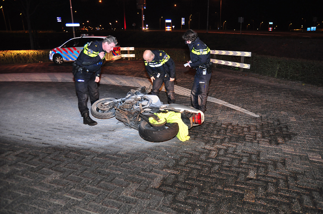 Vermoedelijk gestolen motor in brand gestoken aan de Prof. Van der Waalsweg Waalwijk