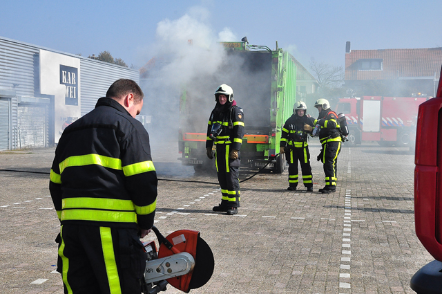 Vrachtwagen vol papier in brand in woonwijk aan de Eerste Zeine Waalwijk