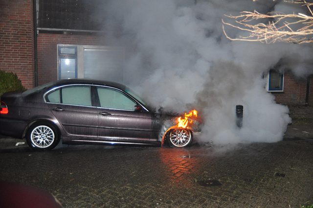 Auto gaat in vlammen op aan de Mede Waalwijk