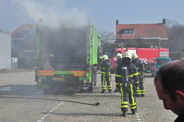 Vrachtwagen vol papier in brand in woonwijk aan de Eerste Zeine Waalwijk