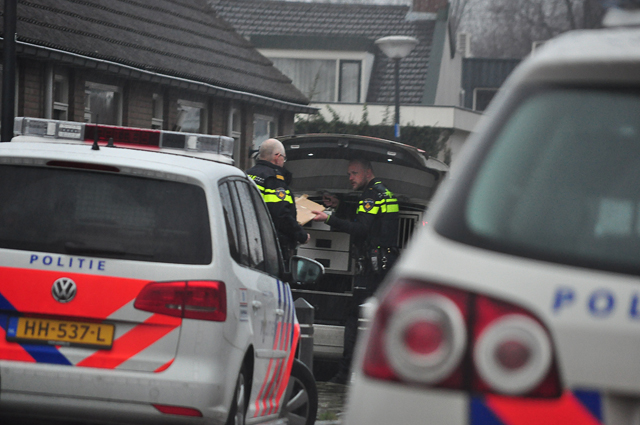 Politiehelikopter boven Waalwijk: Man en vrouw aangehouden aan de Stijn Streuvelsstraat Waalwijk