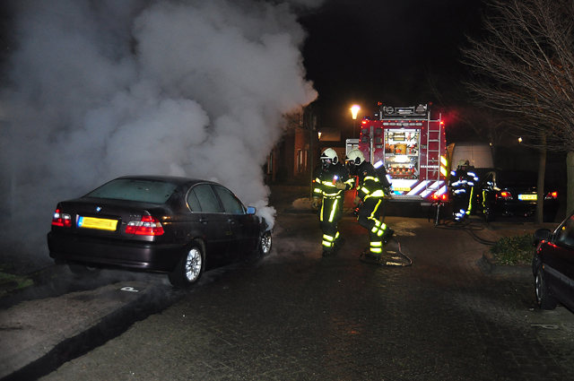 Auto gaat in vlammen op aan de Mede Waalwijk