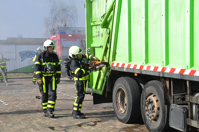 Vrachtwagen vol papier in brand in woonwijk aan de Eerste Zeine Waalwijk