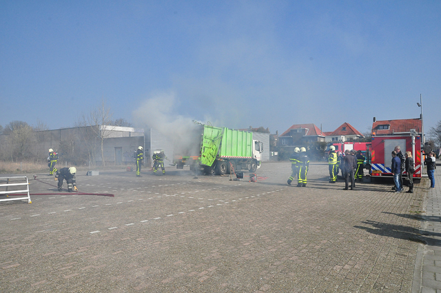 Vrachtwagen vol papier in brand in woonwijk aan de Eerste Zeine Waalwijk