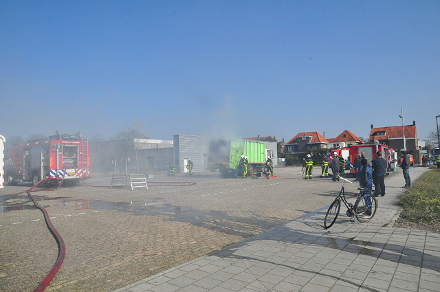 Vrachtwagen vol papier in brand in woonwijk aan de Eerste Zeine Waalwijk