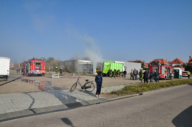 Vrachtwagen vol papier in brand in woonwijk aan de Eerste Zeine Waalwijk