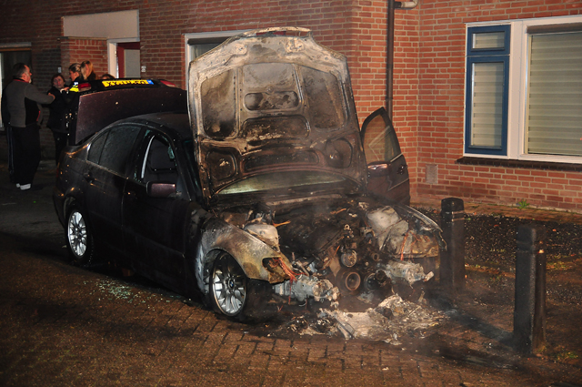 Auto gaat in vlammen op aan de Mede Waalwijk