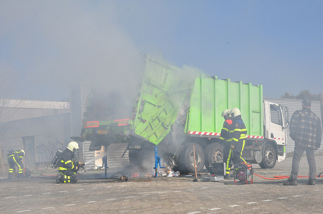 Vrachtwagen vol papier in brand in woonwijk aan de Eerste Zeine Waalwijk