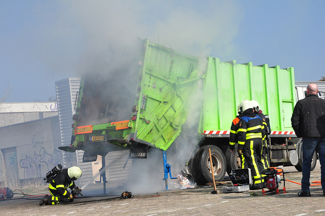 Vrachtwagen vol papier in brand in woonwijk aan de Eerste Zeine Waalwijk