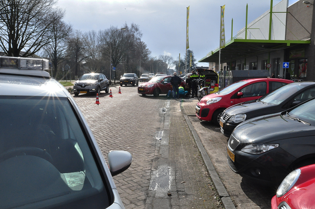 Overstekende fietsster gewond na botsing met auto aan de Reigerbosweg Waalwijk